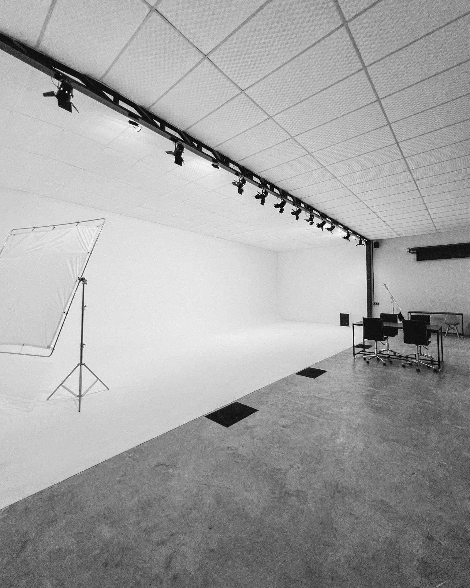 Estúdio 2: fundo infinito branco com trilho de iluminação
