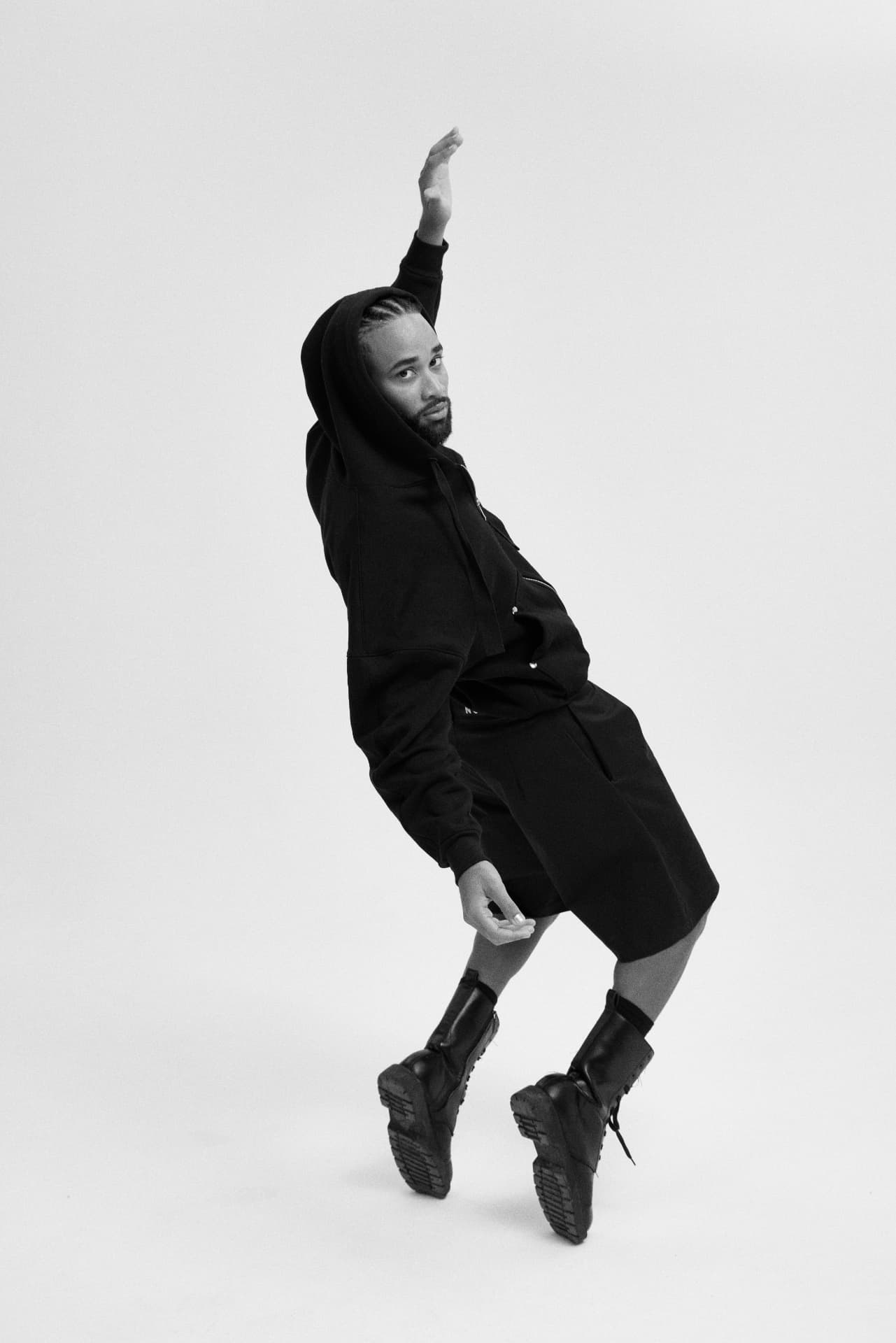 Modelo com look preto em movimento fotografado em preto e branco