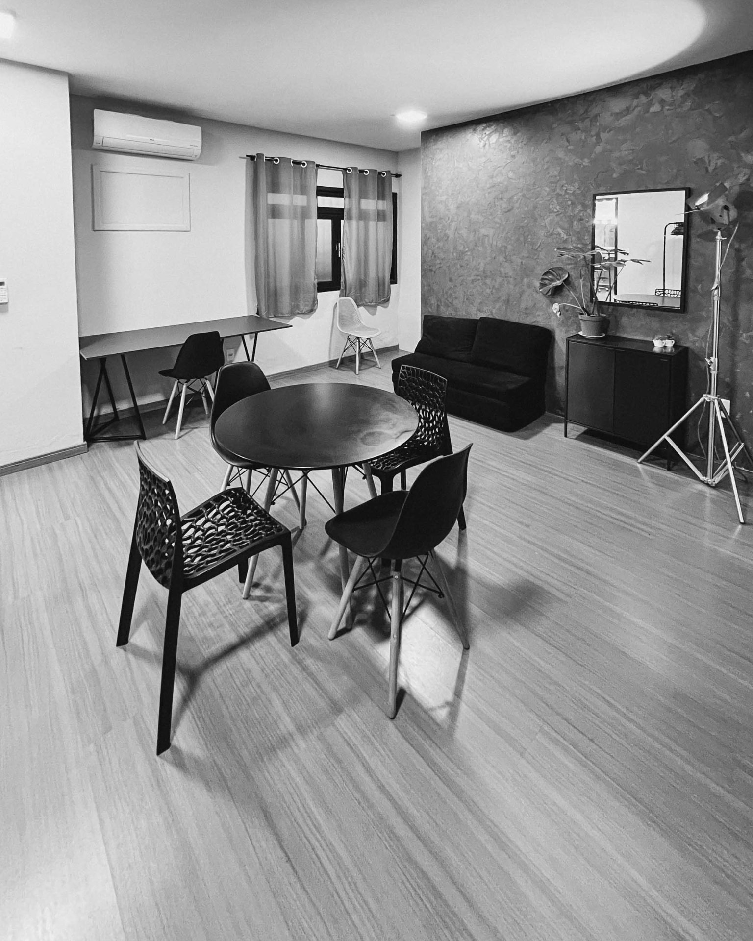 Estúdio 2: sala de apoio com mesa de reunião e sofá