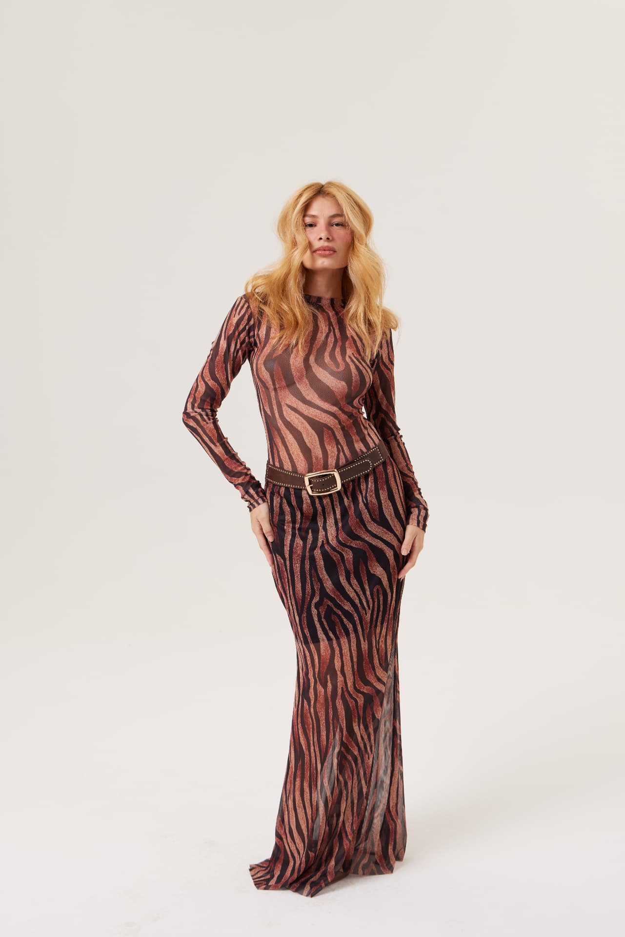 Modelo com vestido longo estampado em fundo claro
